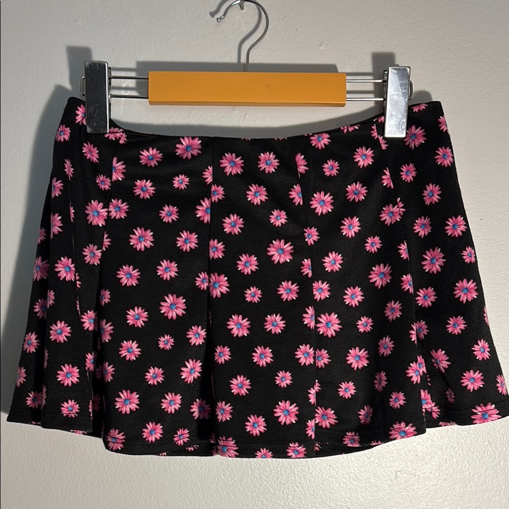 ❄️ URBAN OUTFITTERS NWoT Floral Black/Pink mini Skirt•
Size 2